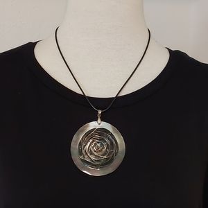 NWT Lee Sands carved floral shell necklace, 18"